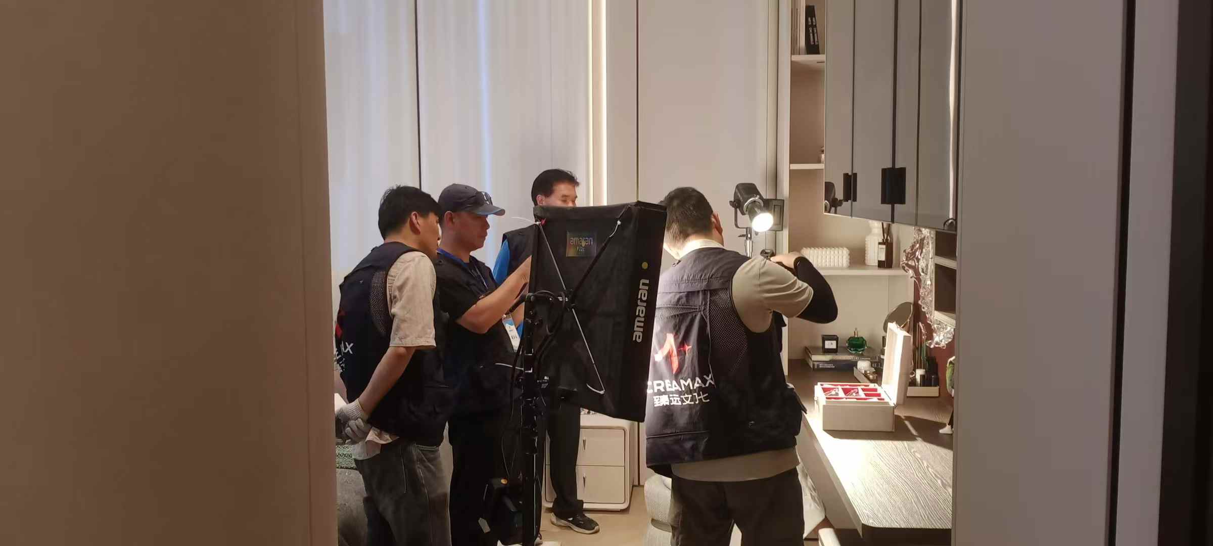 臻远文化拍摄现场:室内广告布光拍摄